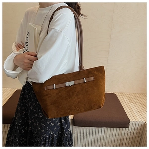 Dettaglio della borsa tote in pelle scamosciata marrone scuro con fibbia in metallo argento