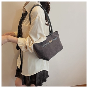 Dettaglio della borsa tote in pelle scamosciata grigio scuro con fibbia in metallo