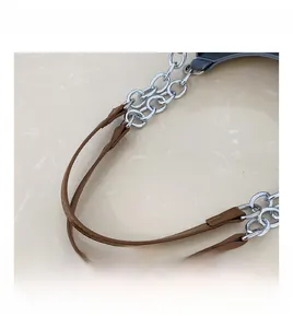Détail de la bandoulière en chaîne métallique argentée et cuir marron sur le sac