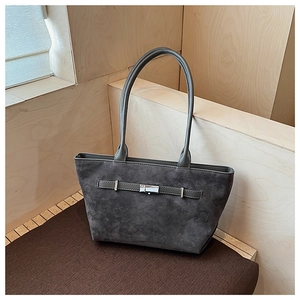 Dettaglio della borsa tote in pelle smerigliata grigio scuro con fibbia in argento