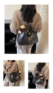 Détail du grand sac cabas en cuir noir avec breloque ours et logo ZSKE PARIS gravé