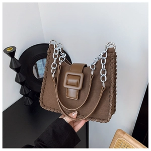 Détail du sac bandoulière en toile tissée avec sangle en cuir, coutures main et chaîne argent