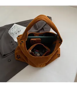 Vue détaillée du sac cabas en daim marron avec fleurs découpées au laser et grande capacité