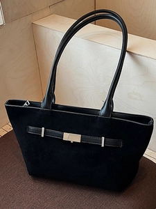 Moderna borsa tote in pelle scamosciata nera con cinturini in pelle e fibbia argento