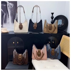 Sacs à bandoulière contrastés colorés avec chaînes métalliques et bords tissés en rangée