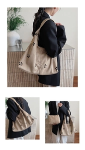 Détails du sac cabas en daim beige avec motifs floraux ajourés et petite pochette assortie