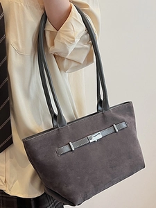 Borsa tote minimalista in pelle scamosciata grigio scuro con fibbia in argento