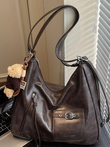 Sac à Épaule Grande Capacité pour Femmes Rétro en Cuir PU Sac Tote Avec Pendentif Ours Design Surpiqûres Minimaliste Urbain