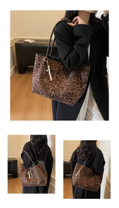 Detail der Totebag mit Leopardenmuster, böhmischem Perlenanhänger und Lederriemen