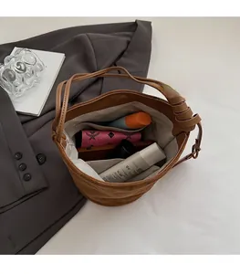 Vue de dessus de l'intérieur du sac seau en daim marron avec rangement spacieux