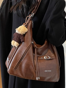 Grand sac cabas vintage en cuir marron foncé avec détails argentés et pendentif ours