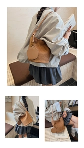 Détail du sac seau en daim marron avec un petit porte-monnaie assorti et un design minimaliste