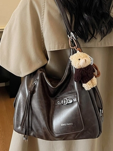 Grand sac cabas en cuir marron avec poche frontale et pendentif ours en peluche chic