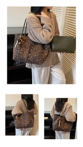 Detailansicht der Tragetasche mit Leopardenmuster, grüner Clutch und Perlenquasten-Anhänger