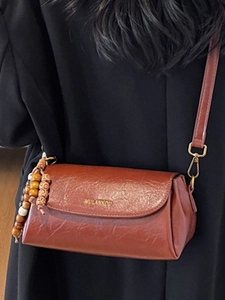 Sac bandoulière rétro en cuir marron avec breloque en bois et logo métallique