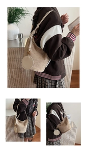Détail du sac seau en daim beige avec sa petite pochette ronde assortie pour la monnaie
