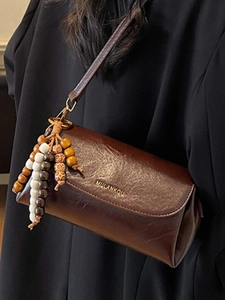 Sac à bandoulière en cuir marron vintage avec finition brillante et gland en perles