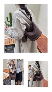 Vues détaillées du sac hobo en daim marron foncé avec accessoire de porte-monnaie rond