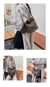 Détail du sac seau en daim marron avec petite pochette ronde et bandoulière fine