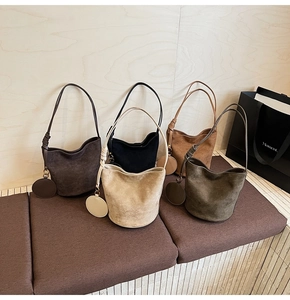 Détail de sacs seaux en daim de plusieurs couleurs avec fermetures à cordon élégantes