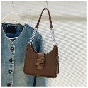 Détail des coutures tressées et de la boucle carrée sur ce sac porté épaule marron foncé