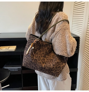 Detailansicht der großen Shopper-Tasche mit Leopardenmuster und grünem Trageriemen