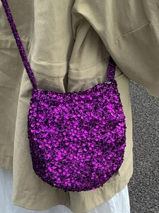 Stylische lila Pailletten-Umhängetasche für Damen mit Kettenriemen und glänzendem Finish
