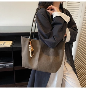 Detailansicht der großen erdfarbenen Shopper-Tasche mit Perlendekor und Wildlederoptik