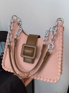 Sac bandoulière en toile rose avec bordure marron foncé et chaîne argentée mode 2025