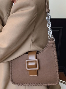 Sac sous le bras rétro en toile contrastée avec chaîne en métal et détails tissés