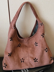 Sac hobo marron en daim style collège avec motifs floraux découpés au laser pour femmes