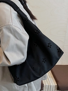 Grand sac cabas noir ajouré avec motif floral pour femme au style daim minimaliste