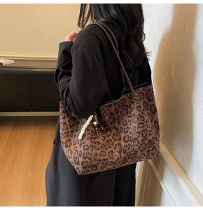 Detail der Totebag mit Leopardenmuster, Perlenanhänger und Leder-Schultergurt