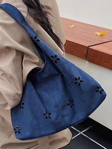 Sac fourre-tout bleu foncé en daim avec découpes florales et large bandoulière d'épaule