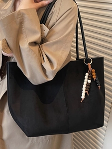 Vintage schwarze matte Shopper-Tasche mit Perlenanhänger für herbstliche Outfits