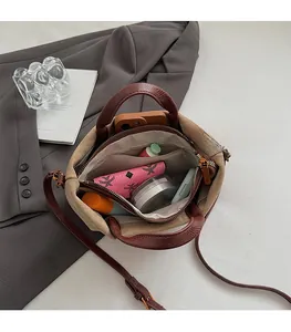 Vue de dessus montrant l'intérieur spacieux du sac avec téléphone et cosmétiques