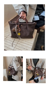 Vue détaillée du sac seau en daim marron avec pendentif cœur et breloque smiley jaune