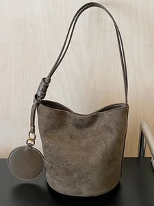 Sac Seau en Suède pour Femmes Minimaliste Urbain Sac à Épaule Avec Pendentif Rond Bandoulière à Nœud Boucle Magnétique