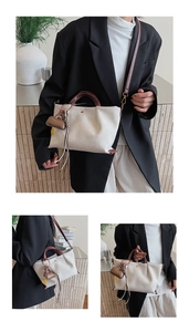 Détails du sac fourre-tout en toile crème avec texture plissée et lanières en cuir marron