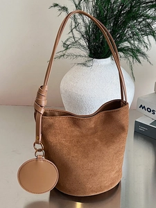Sac seau chic en daim marron caramel avec pochette ronde pour la mode d'automne