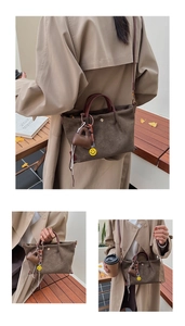 Vue détaillée du sac cabas en toile marron avec bandoulière et breloques mignonnes
