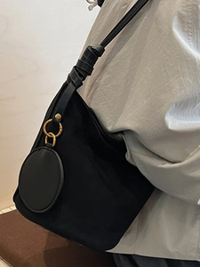 Sac fourre-tout noir minimaliste avec bandoulière à nœud et porte-monnaie rond attaché