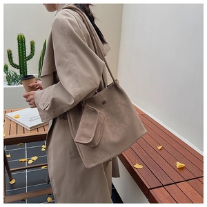Borsa tote talpa minimalista con pochette coordinata su una panchina all'aperto