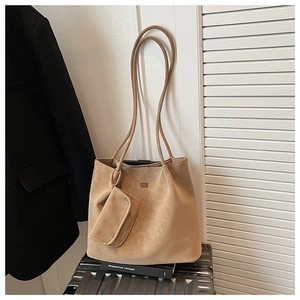 Dettaglio della borsa tote beige in ecopelle martellata con un portamonete abbinato