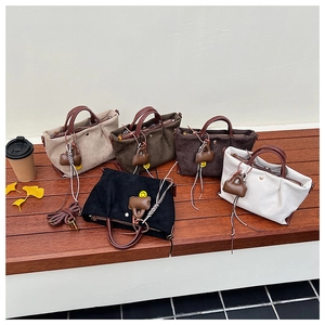 Sacs à main en velours côtelé avec poignées en cuir marron en beige, kaki et noir