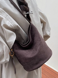 Sac seau rétro marron café en suède avec anneaux dorés et bandoulière fine