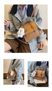 Detailansicht der braunen Stepptasche mit Sternschnallen und Plüschhund-Anhänger