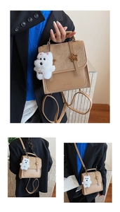Detail von Khaki PU-Leder Rucksack mit Sternanhänger und Plüschhund-Schlüsselanhänger