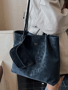 Grande borsa tote nera minimalista con piccola pochette e logo dorato sulla spalla