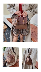 Details des braunen Vintage-Rucksacks aus Wildleder und Leder mit goldenem Sternen-Verschluss